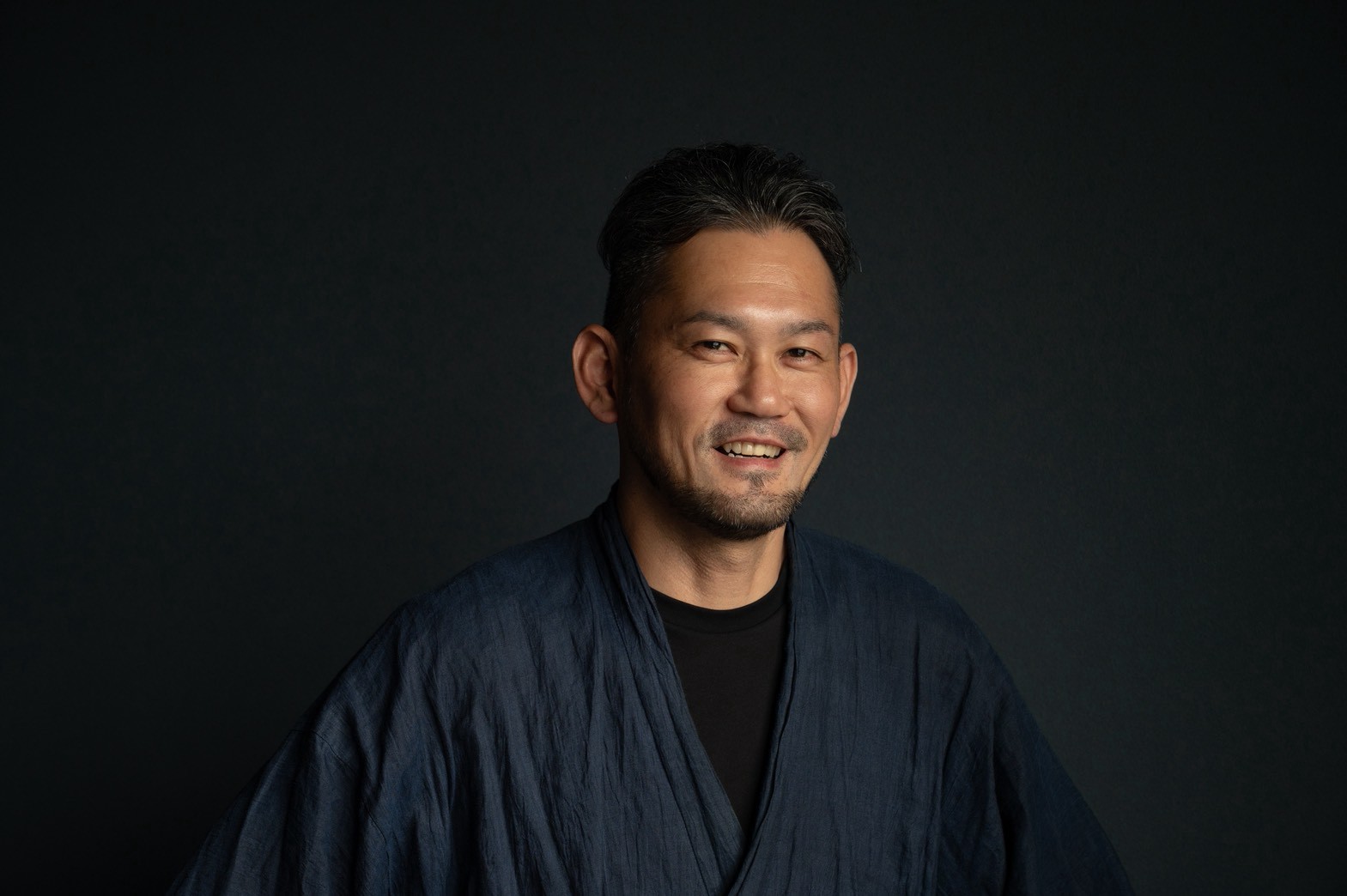作務衣姿のセラピスト 藤本翔